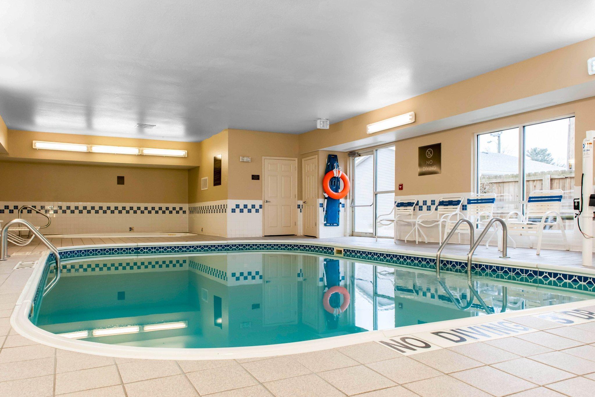 คอมฟอร์ต สวีท เทราโฮต ยูนิเวอร์ซิตี้แอเรีย Hotel Terre Haute ภายนอก รูปภาพ