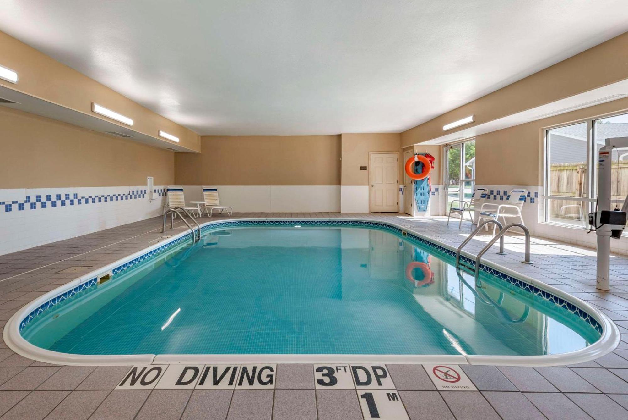 คอมฟอร์ต สวีท เทราโฮต ยูนิเวอร์ซิตี้แอเรีย Hotel Terre Haute ภายนอก รูปภาพ