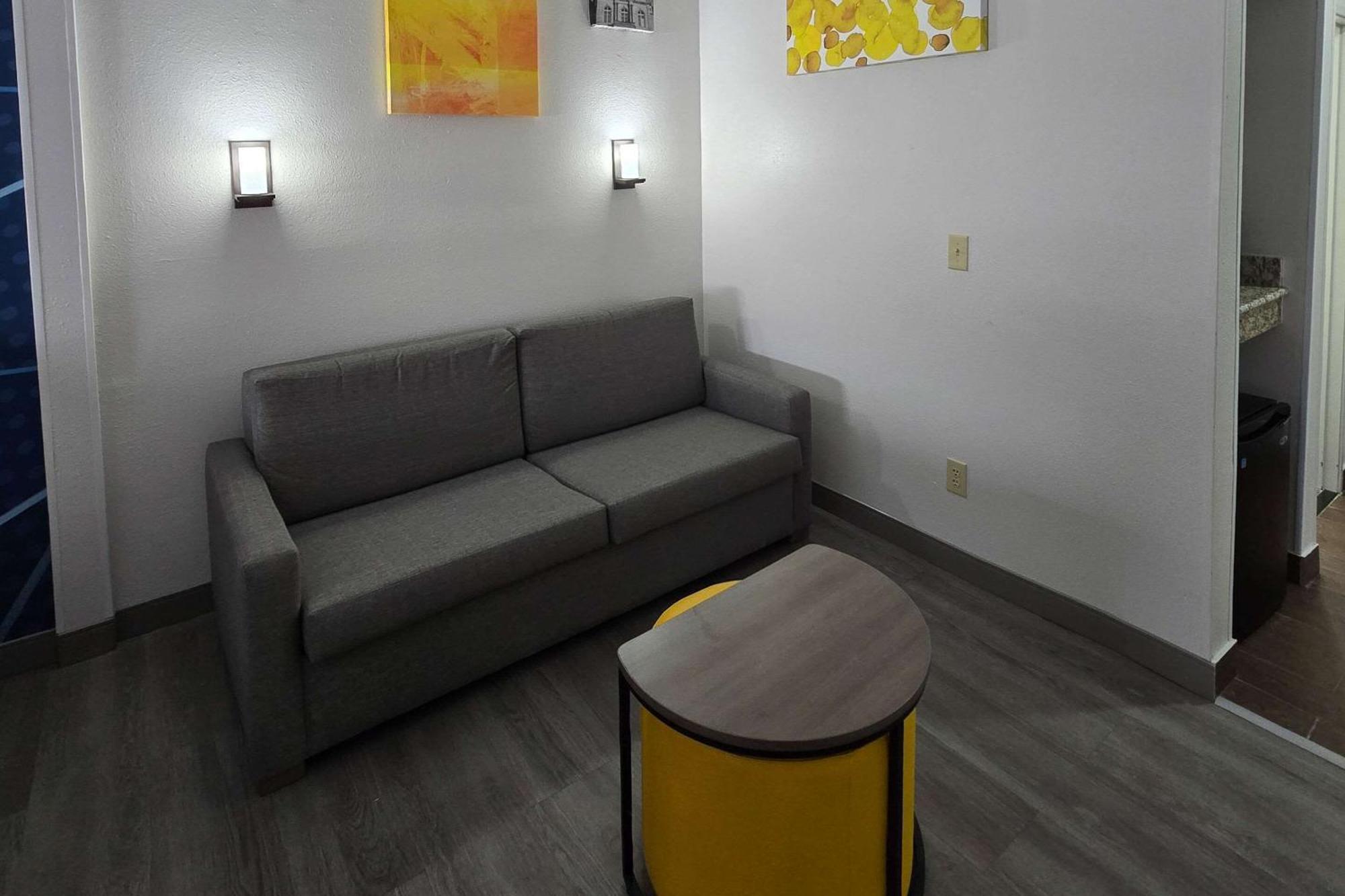 คอมฟอร์ต สวีท เทราโฮต ยูนิเวอร์ซิตี้แอเรีย Hotel Terre Haute ภายนอก รูปภาพ